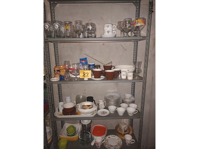 Lot 82 - keukengerei en huisraad. inhoud rek - afbeelding 1 van  4