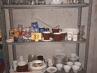 Lot 82 - keukengerei en huisraad. inhoud rek - afbeelding 1 van  4