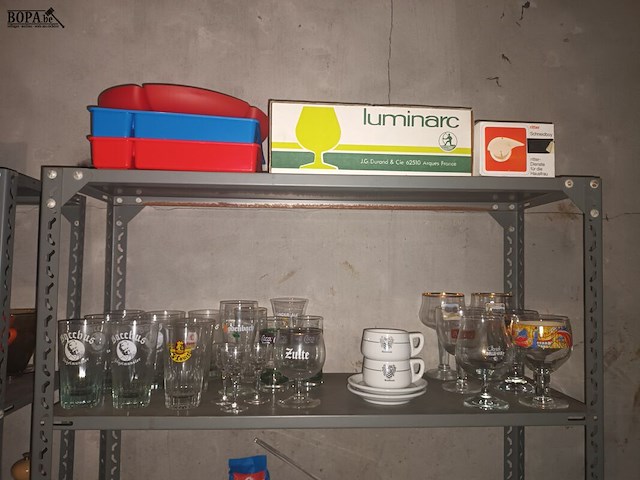 Lot 82 - keukengerei en huisraad. inhoud rek - afbeelding 2 van  4