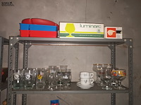 Lot 82 - keukengerei en huisraad. inhoud rek - afbeelding 2 van  4