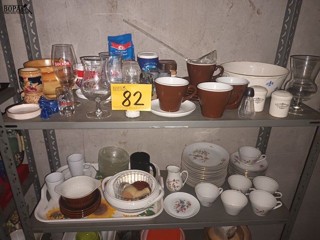 Lot 82 - keukengerei en huisraad. inhoud rek - afbeelding 3 van  4