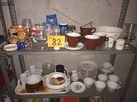 Lot 82 - keukengerei en huisraad. inhoud rek - afbeelding 3 van  4