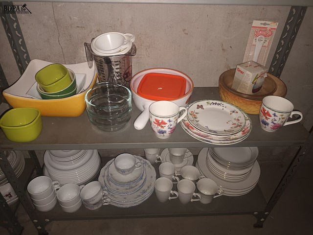 Lot 82 - keukengerei en huisraad. inhoud rek - afbeelding 4 van  4