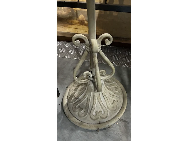 Lot 82 - metalen staande kandelaar - afbeelding 2 van  4