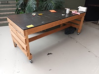 Lot 82 - mobiele houten werktafel - afbeelding 1 van  3