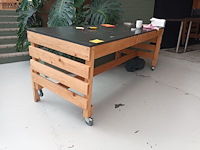 Lot 82 - mobiele houten werktafel - afbeelding 2 van  3