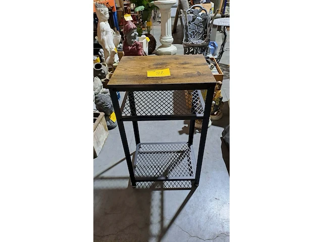 Lot 82 - modern bijzettafel zwart metaal en fineer - afbeelding 1 van  3