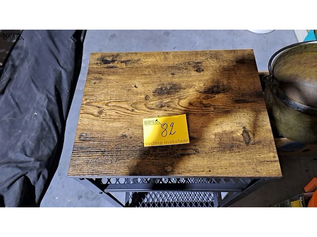 Lot 82 - modern bijzettafel zwart metaal en fineer - afbeelding 2 van  3