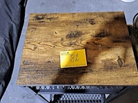 Lot 82 - modern bijzettafel zwart metaal en fineer - afbeelding 2 van  3