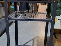 Lot 82 - modern bijzettafel zwart metaal en fineer - afbeelding 3 van  3