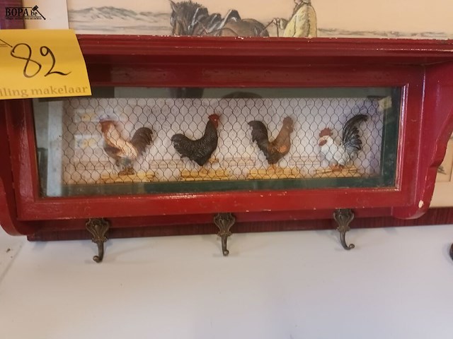 Lot 82 - muurkapstok diorama kippen - afbeelding 1 van  5