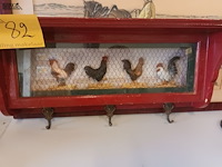 Lot 82 - muurkapstok diorama kippen - afbeelding 1 van  5