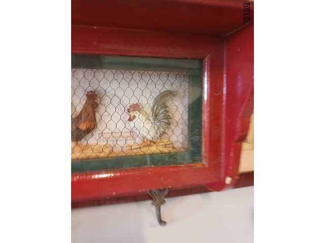Lot 82 - muurkapstok diorama kippen - afbeelding 4 van  5