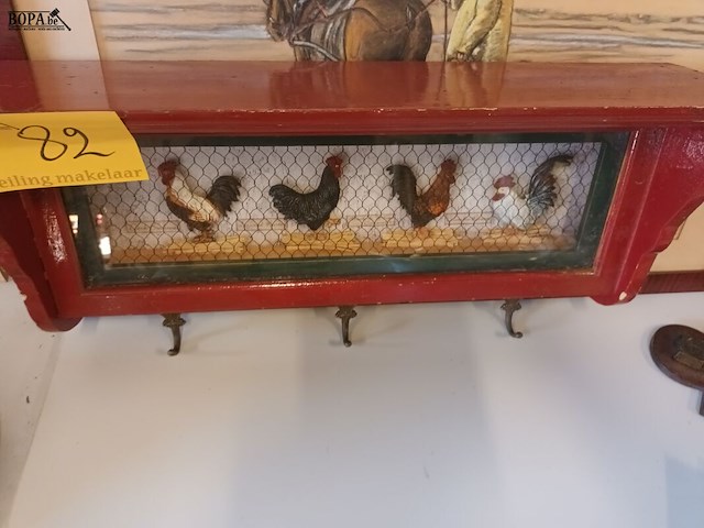 Lot 82 - muurkapstok diorama kippen - afbeelding 5 van  5