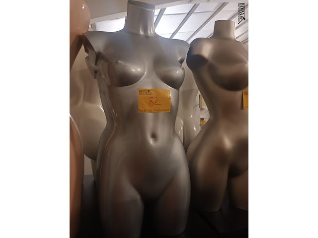 Lot 82 - paspop vrouw torso - afbeelding 1 van  4