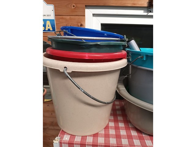 Lot 82 - pvc emmers en kuip. 8 stuks - afbeelding 2 van  3