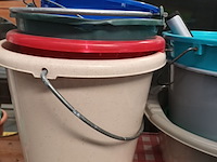 Lot 82 - pvc emmers en kuip. 8 stuks - afbeelding 2 van  3