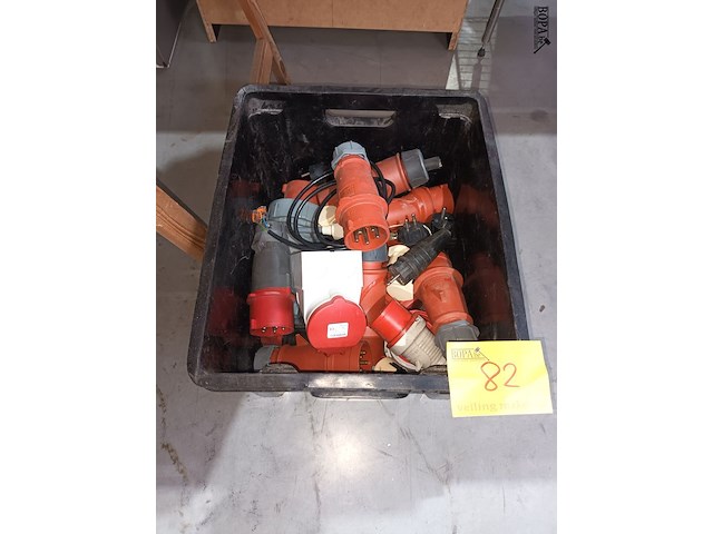 Lot 82 - stekkers en stopcontacten 400v - afbeelding 1 van  3