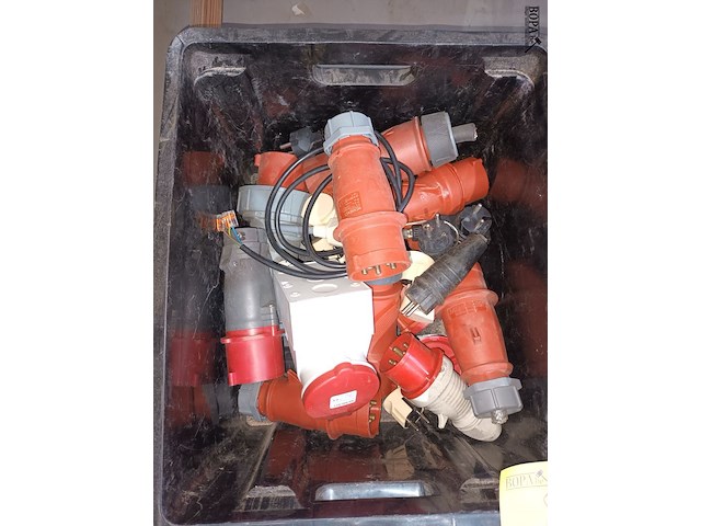 Lot 82 - stekkers en stopcontacten 400v - afbeelding 2 van  3