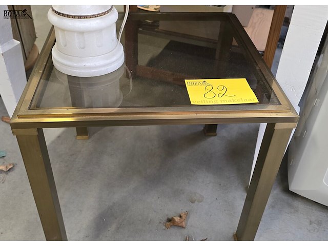 Lot 82 - vintage bijzettafeltje in koper en glas - afbeelding 1 van  2