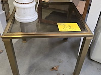 Lot 82 - vintage bijzettafeltje in koper en glas - afbeelding 1 van  2