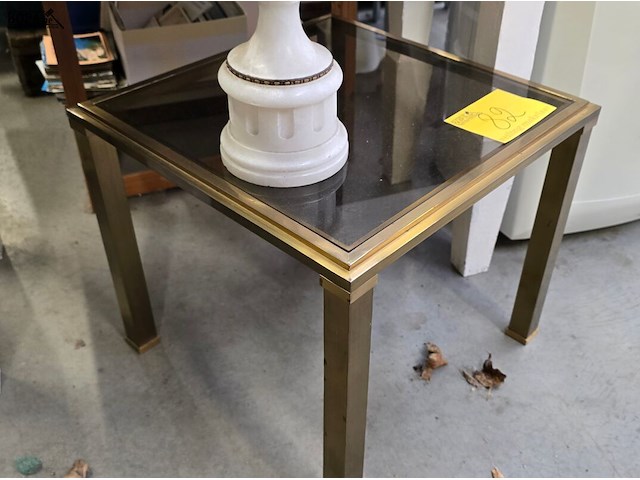 Lot 82 - vintage bijzettafeltje in koper en glas - afbeelding 2 van  2