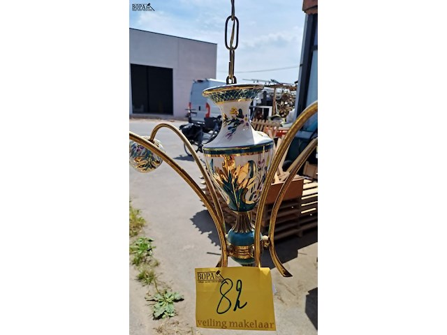 Lot 82 - vintage kroonluchter handbeschilderd porselein en messing, b - afbeelding 2 van  4