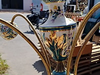 Lot 82 - vintage kroonluchter handbeschilderd porselein en messing, b - afbeelding 2 van  4