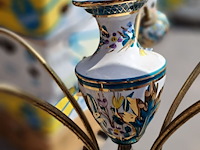 Lot 82 - vintage kroonluchter handbeschilderd porselein en messing, b - afbeelding 4 van  4