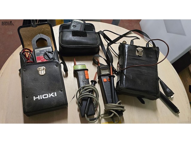 Lot 82 - volt/ohm testers 5 stuks - afbeelding 1 van  3