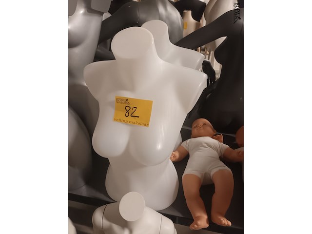 Lot 82 - witte buste vrouw. 2 stuks - afbeelding 1 van  2