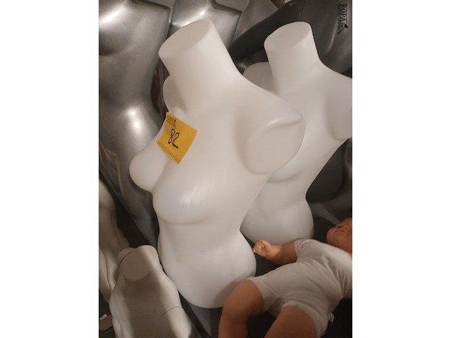 Lot 82 - witte buste vrouw. 2 stuks - afbeelding 2 van  2