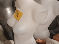 Lot 82 - witte buste vrouw. 2 stuks - afbeelding 2 van  2