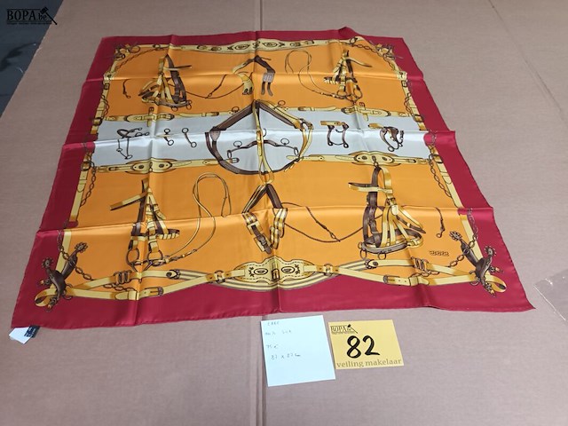Lot 82 - zijden sjaal erre - afbeelding 1 van  4