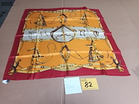 Lot 82 - zijden sjaal erre - afbeelding 1 van  4