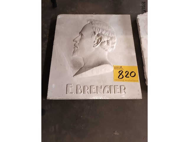 Lot 820 - tablet in gips e. brengier - afbeelding 1 van  2