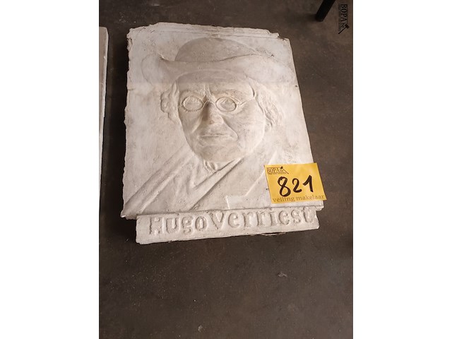 Lot 821 - tablet in gips hugo verriest - afbeelding 1 van  2