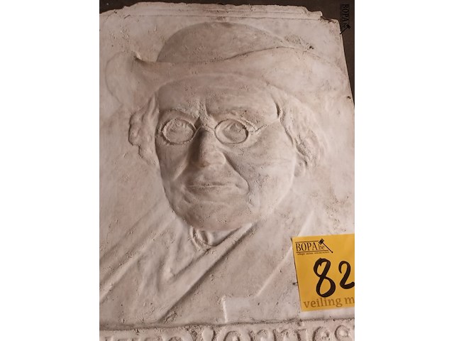 Lot 821 - tablet in gips hugo verriest - afbeelding 2 van  2