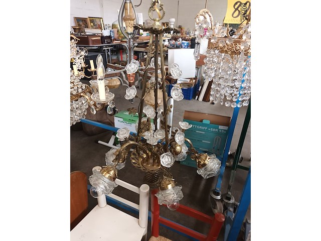 Lot 826 - luster in koper met bloemen in glas - afbeelding 1 van  5