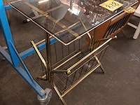 Lot 828 - krantenrekje koper en glas - afbeelding 2 van  3
