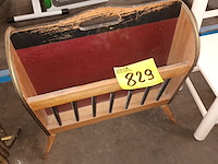 Lot 829 - houten krantenrekje - afbeelding 1 van  4