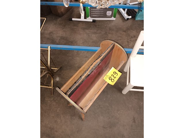 Lot 829 - houten krantenrekje - afbeelding 3 van  4