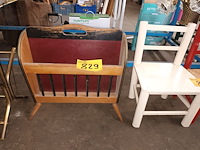 Lot 829 - houten krantenrekje - afbeelding 4 van  4