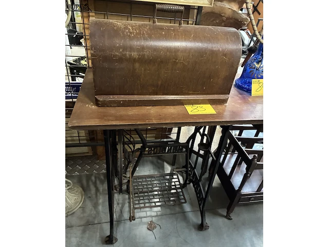 Lot 83 - antieke naaimachine - afbeelding 1 van  3