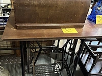 Lot 83 - antieke naaimachine