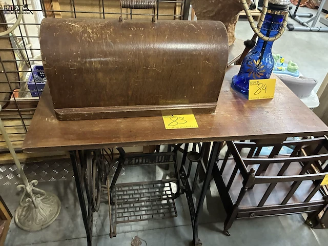 Lot 83 - antieke naaimachine - afbeelding 2 van  3