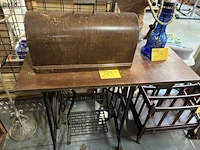 Lot 83 - antieke naaimachine - afbeelding 2 van  3