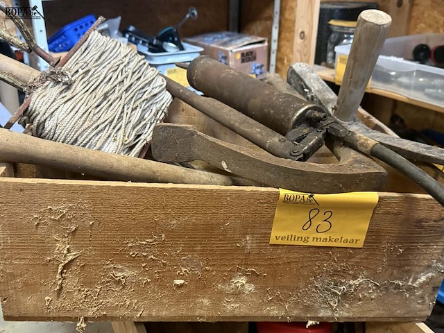 Lot 83 - assortiment gereedschap: tegelhamer, haspel waslijn 7 stuks - afbeelding 1 van  2