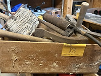 Lot 83 - assortiment gereedschap: tegelhamer, haspel waslijn 7 stuks - afbeelding 1 van  2