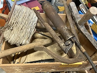 Lot 83 - assortiment gereedschap: tegelhamer, haspel waslijn 7 stuks - afbeelding 2 van  2